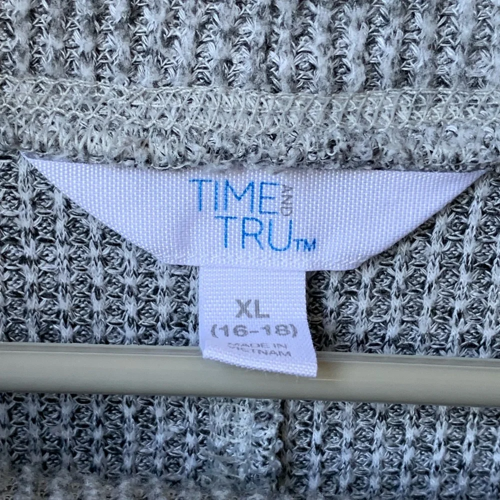 TIME AND TRU Women’s Gray and Cream Waffle Weave Mock Neck Long Sleeve Tunic